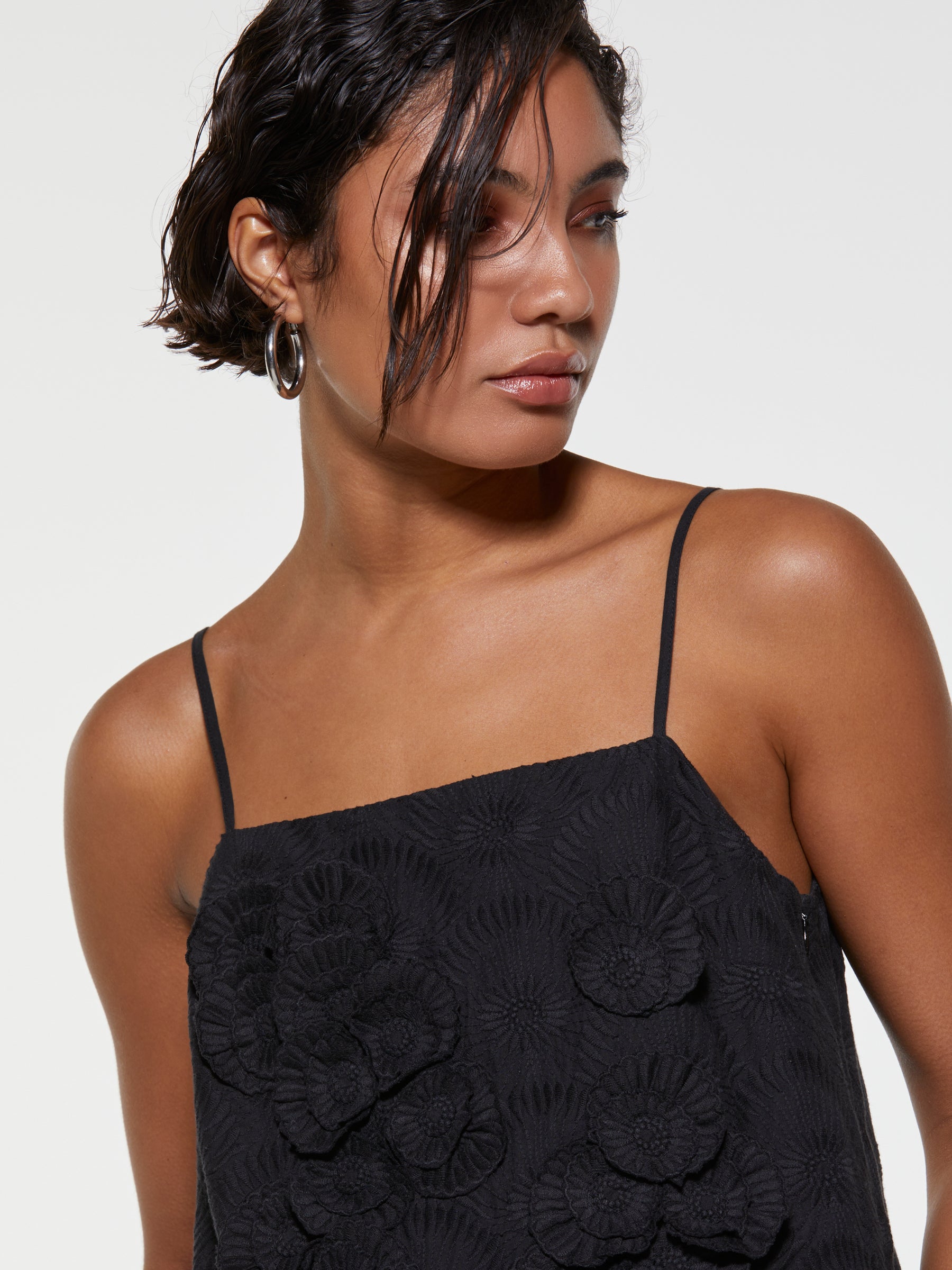 Top cropped preto com flores - ucb_image_FY