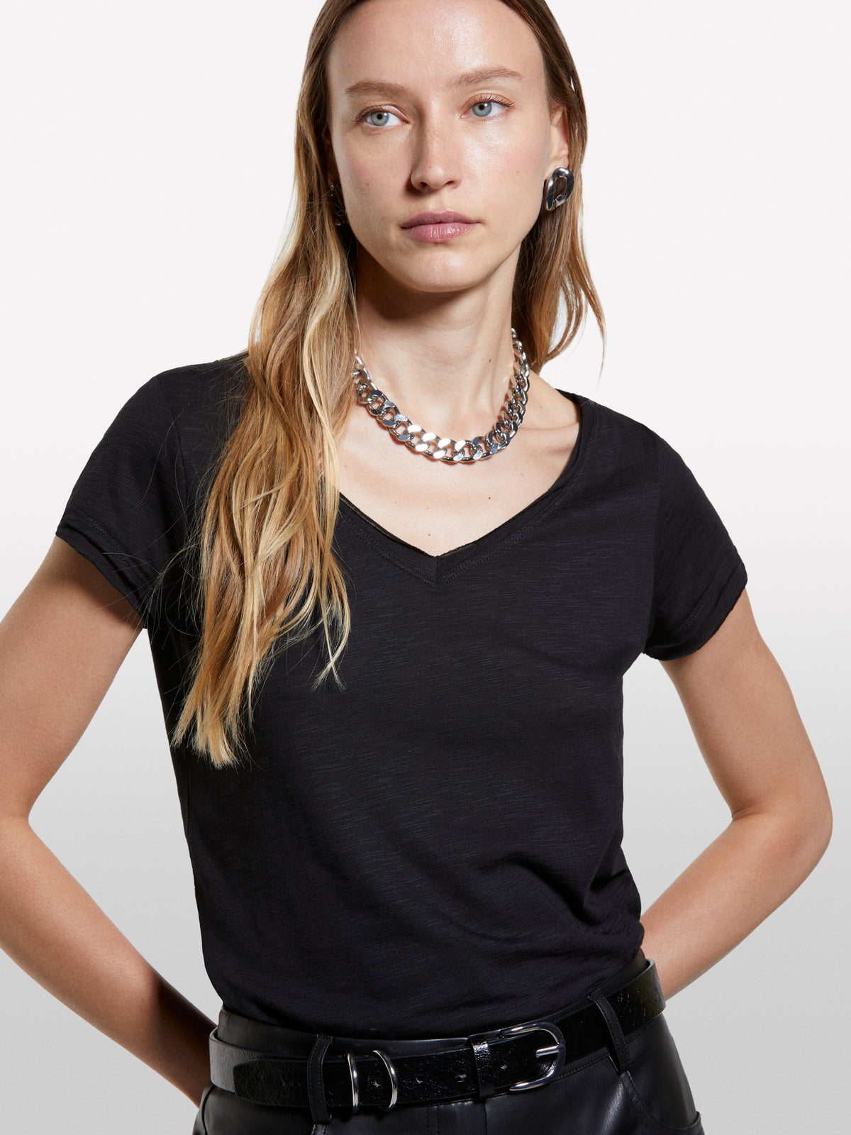 T-shirt preta decote em V com corte vivo - ucb_image_FY