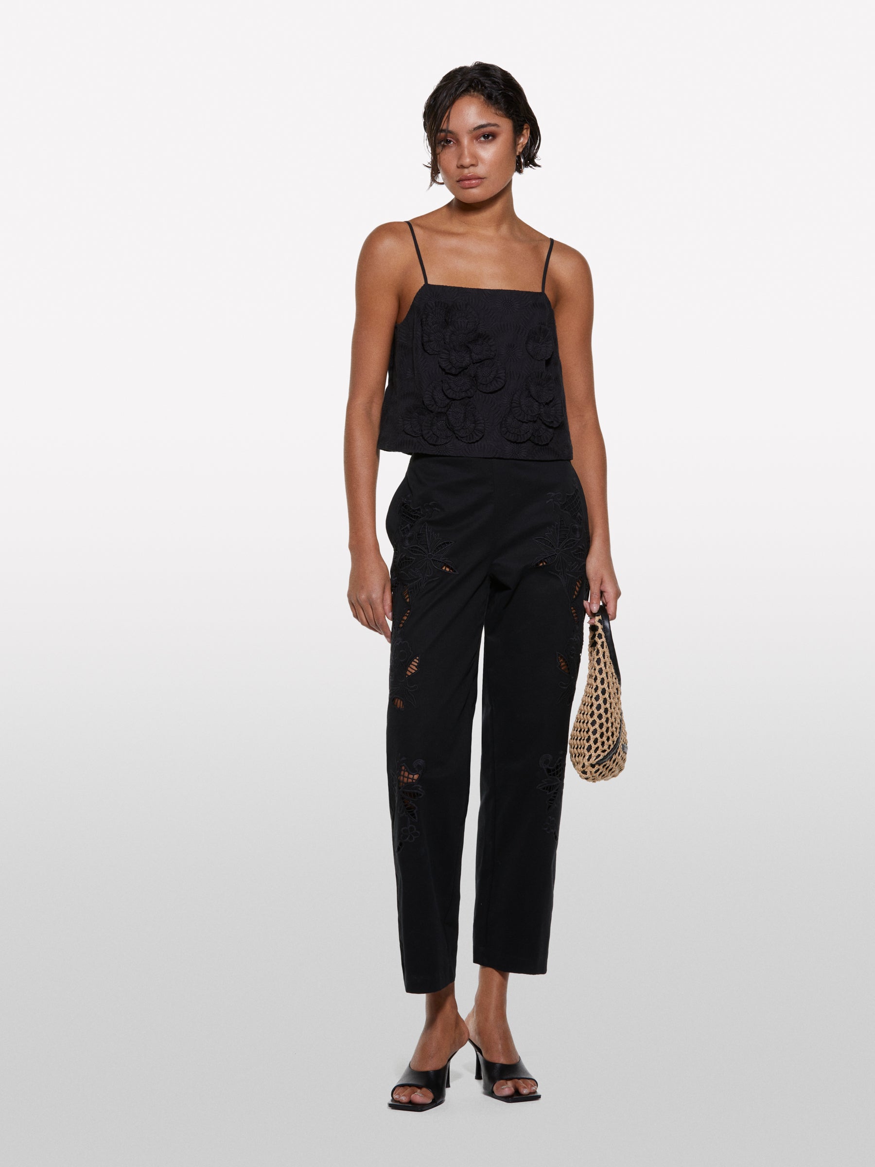 Top cropped preto com flores - ucb_image_F