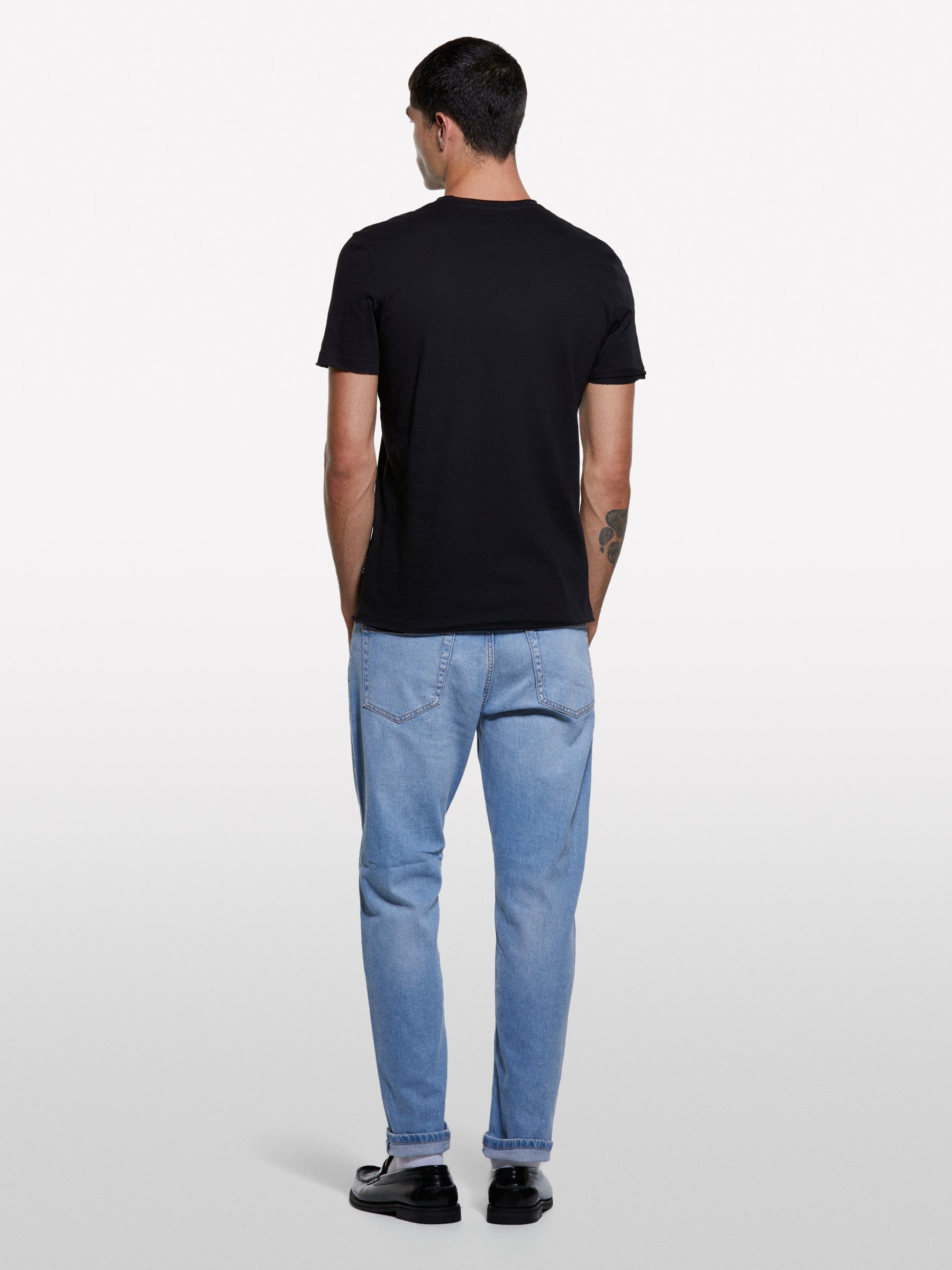 T-shirt preta com corte vivo - ucb_image_B