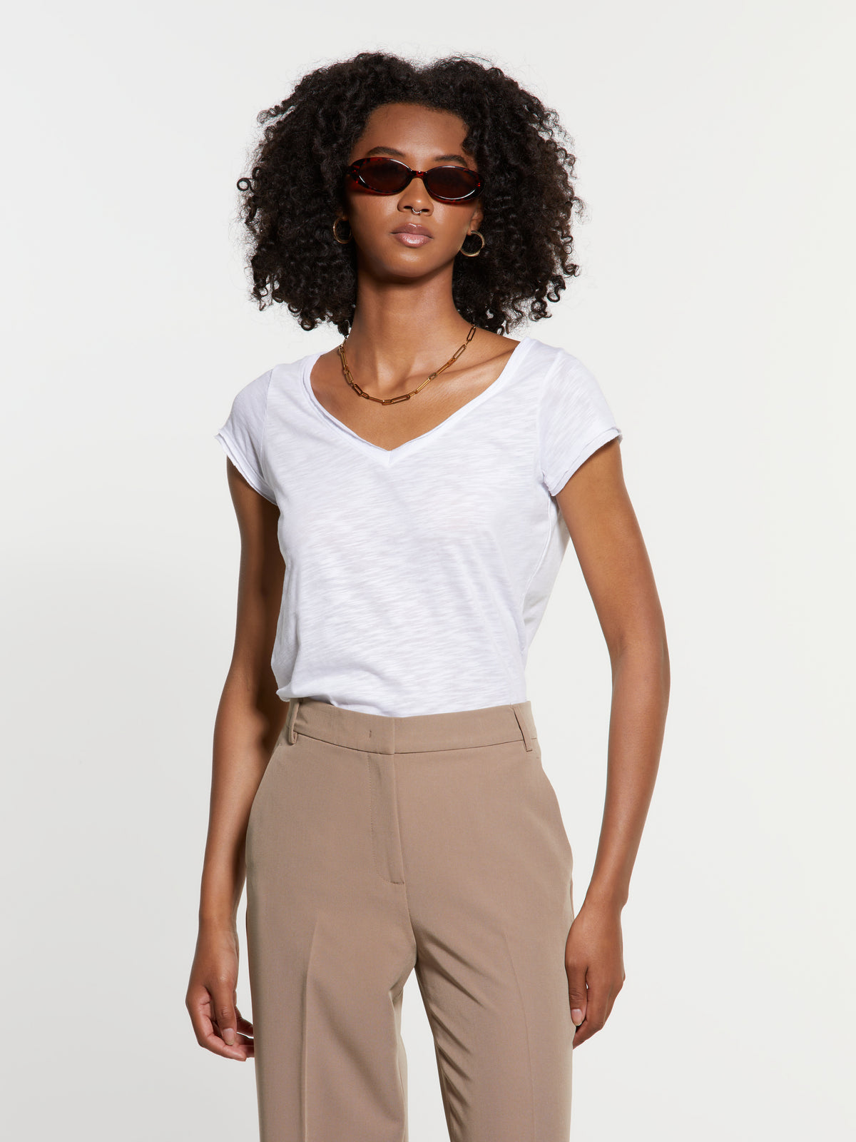 T-shirt branca decote em V com corte vivo - ucb_image_FY