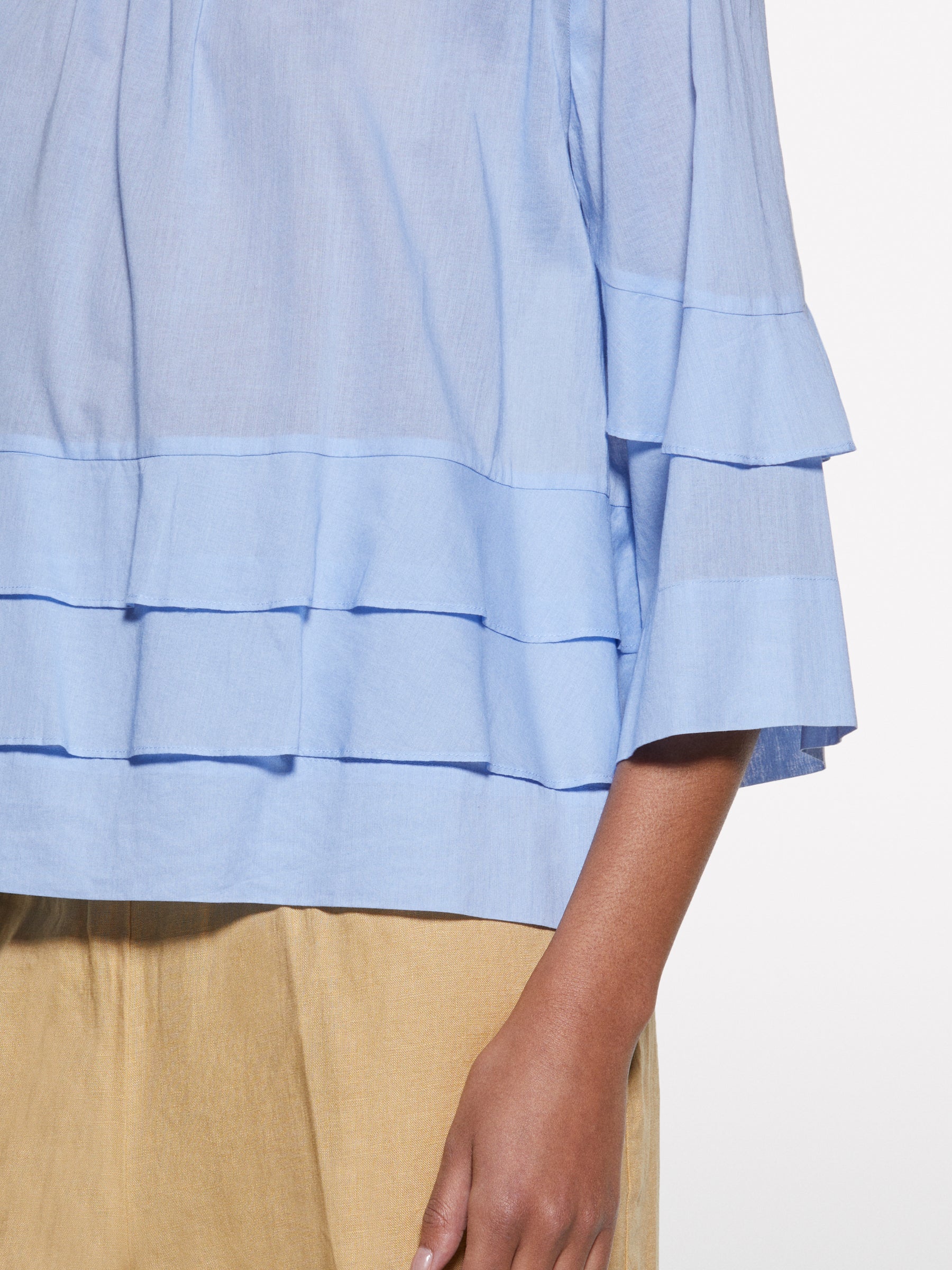 Blusa azul-claro com folhos - ucb_image_FY