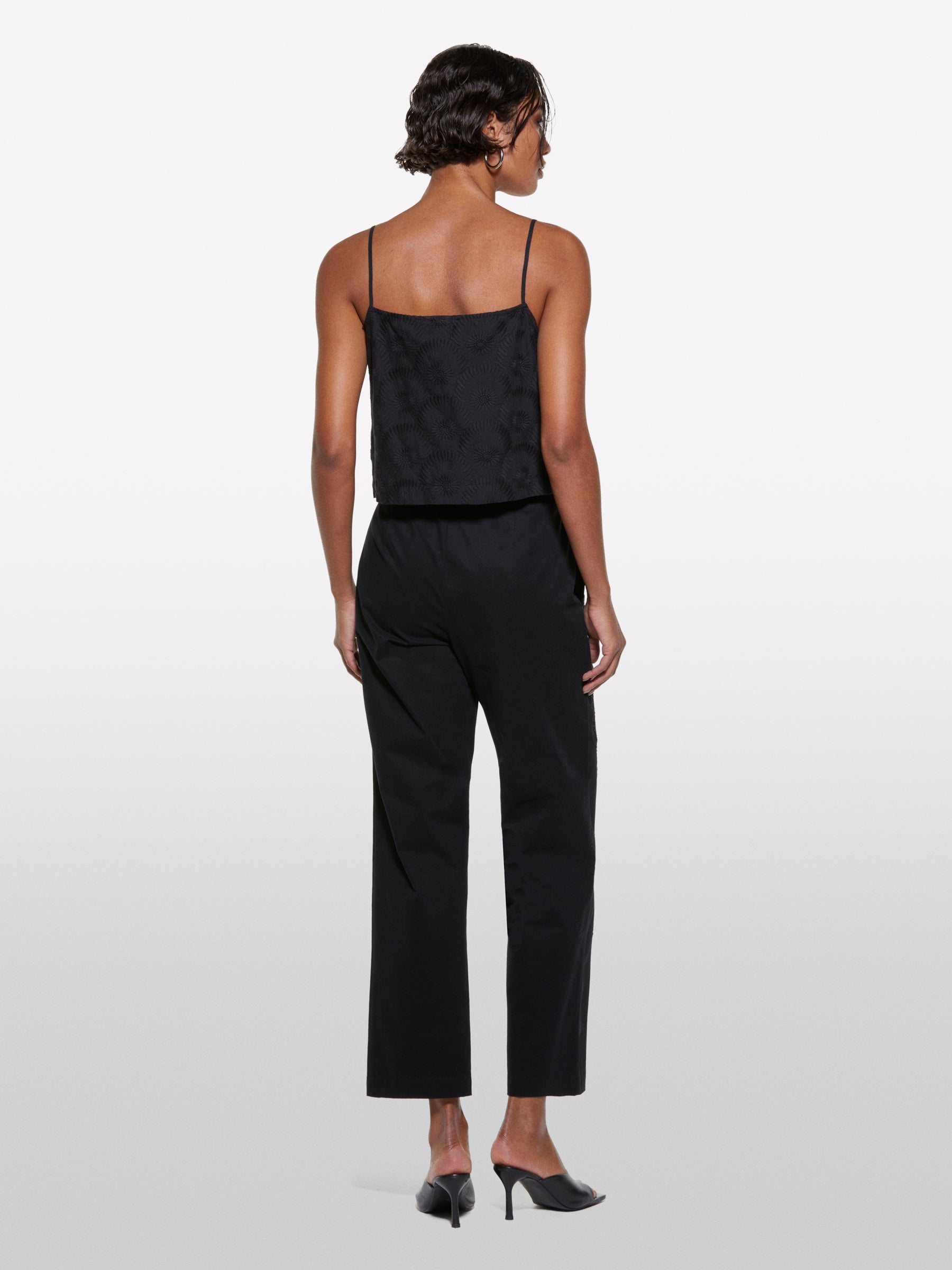 Top cropped preto com flores - ucb_image_B