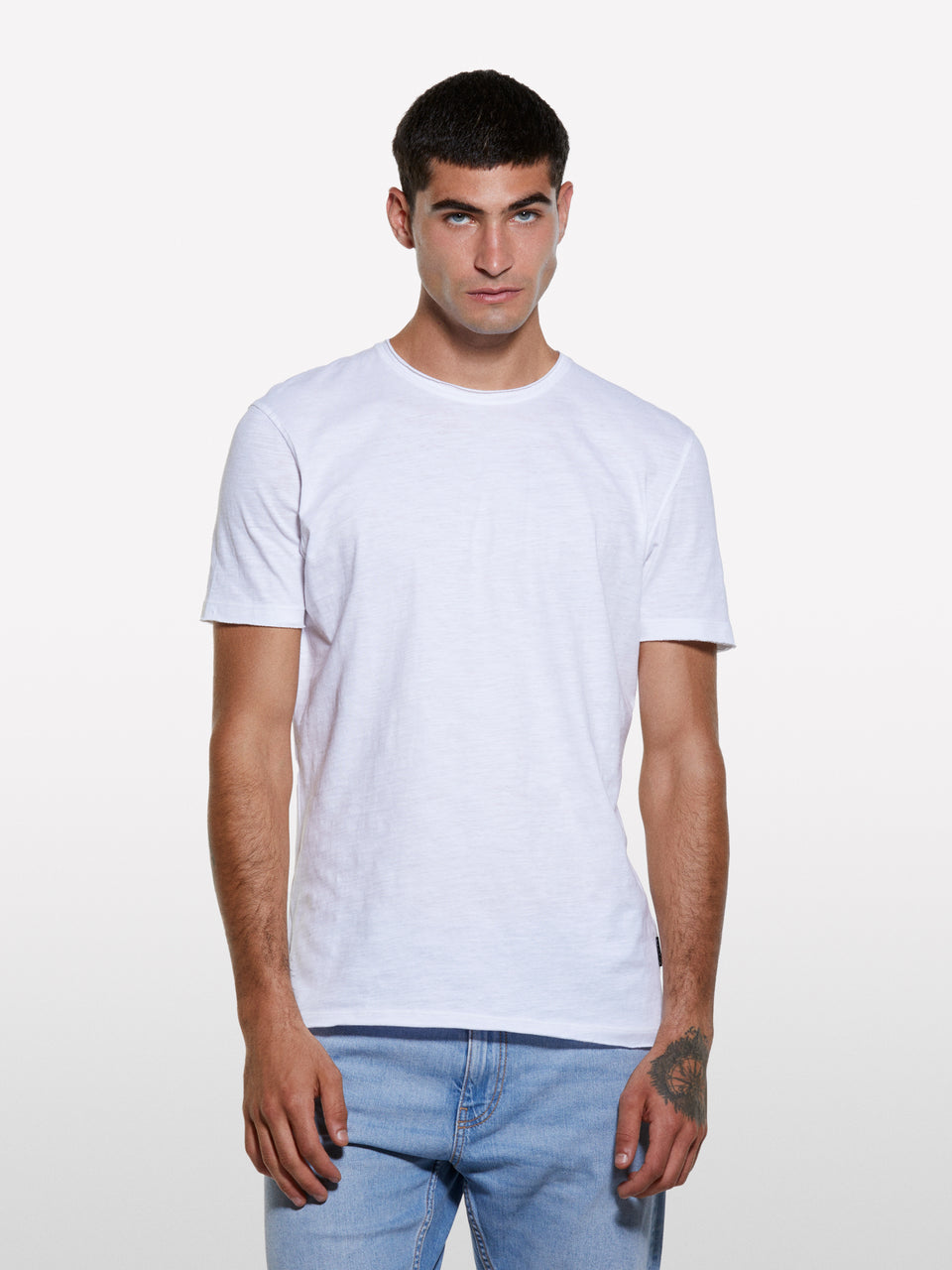 T-shirt branca com corte vivo - ucb_image_FY