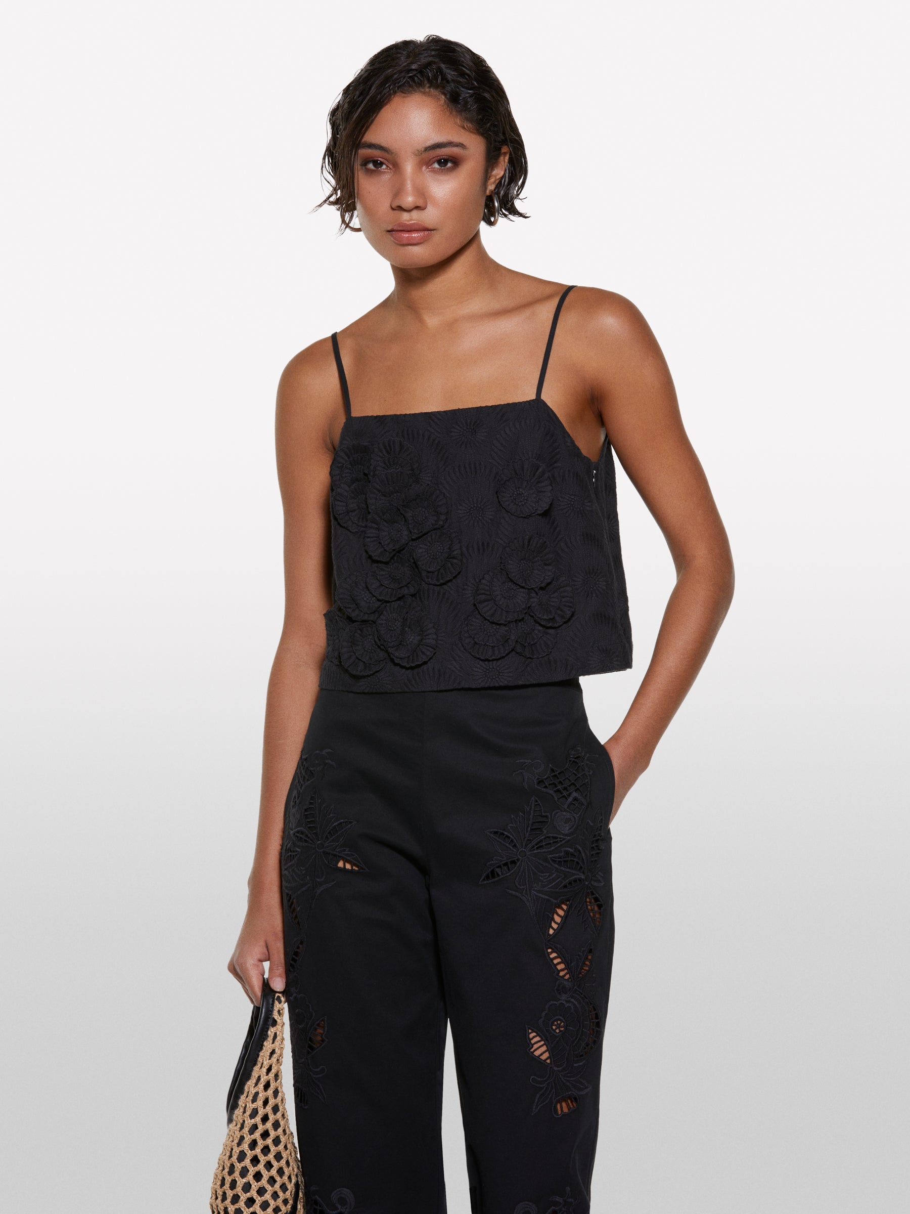 Top cropped preto com flores - ucb_image_FY
