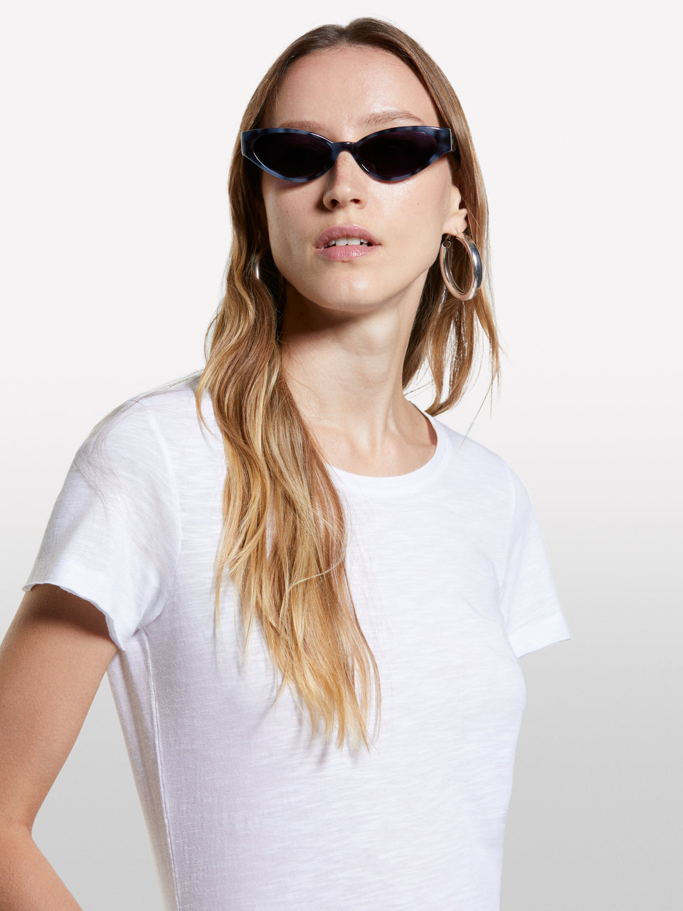 T-shirt branca com corte vivo - ucb_image_FY