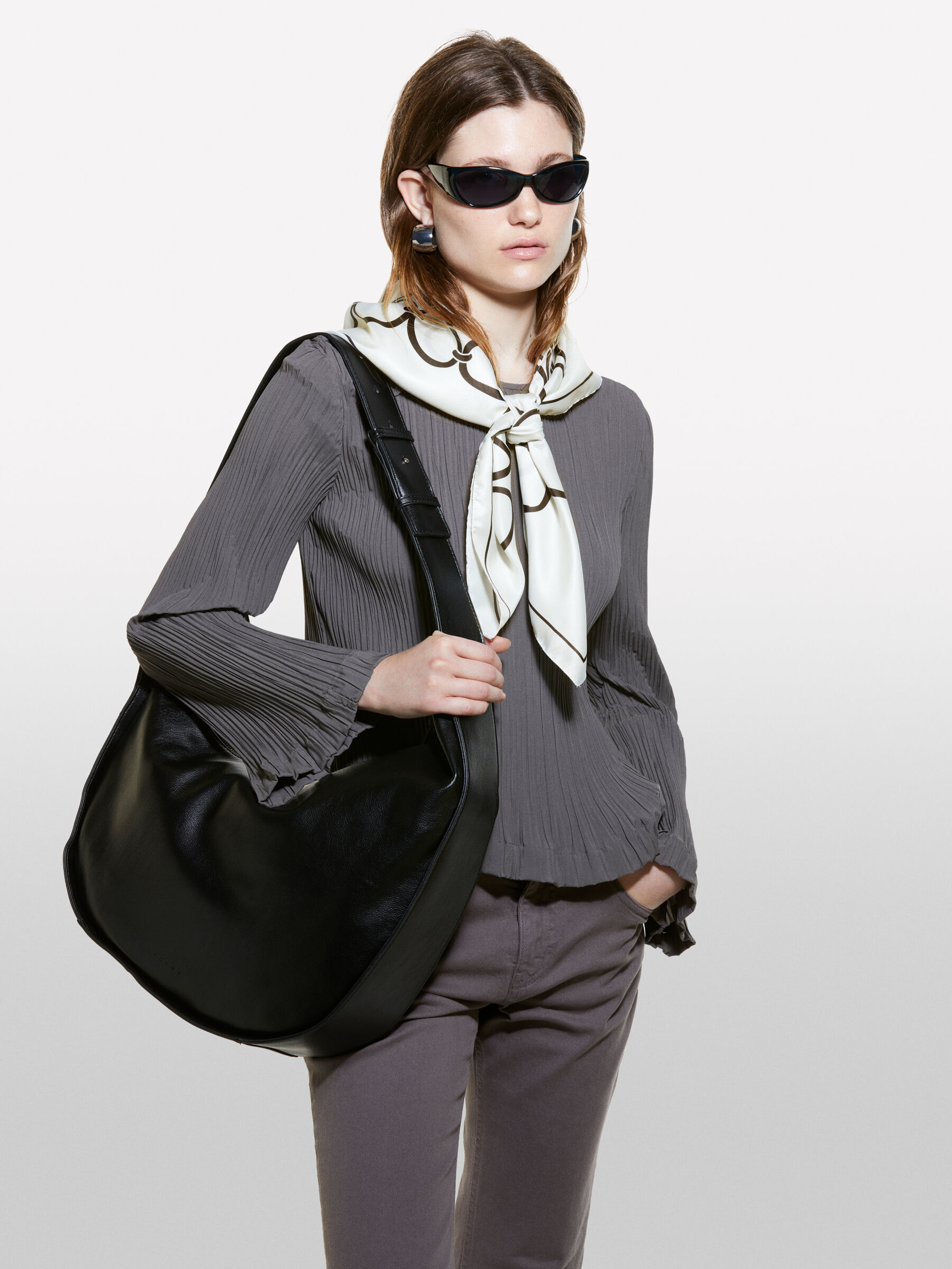 SQUARE SCARF &Gamma;&upsilon;&nu;&alpha;&iota;&kappa;&epsilon;ί&alpha; image number null