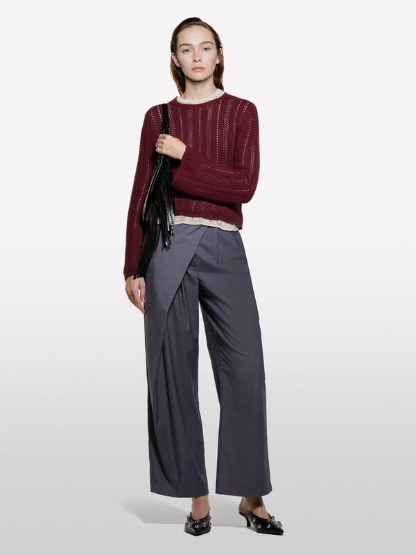 Burgundy sweater with bell sleeves Burgundy sweater with bell sleeves - μπλούζες με λαιμόκοψη γυναικείες | Sisley