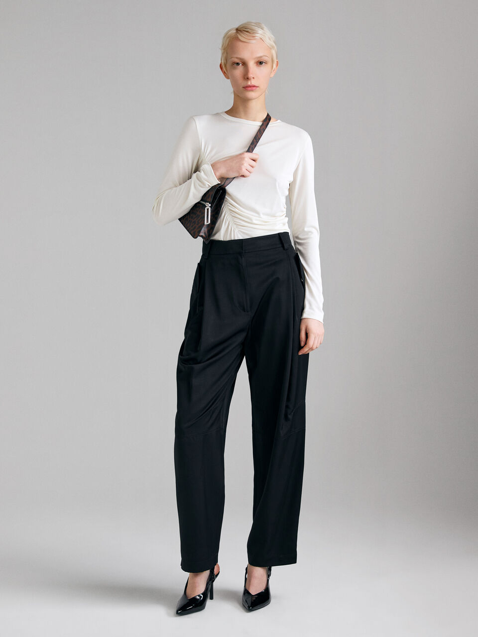TROUSERS &Gamma;&upsilon;&nu;&alpha;&iota;&kappa;&epsilon;ί&alpha; image number null