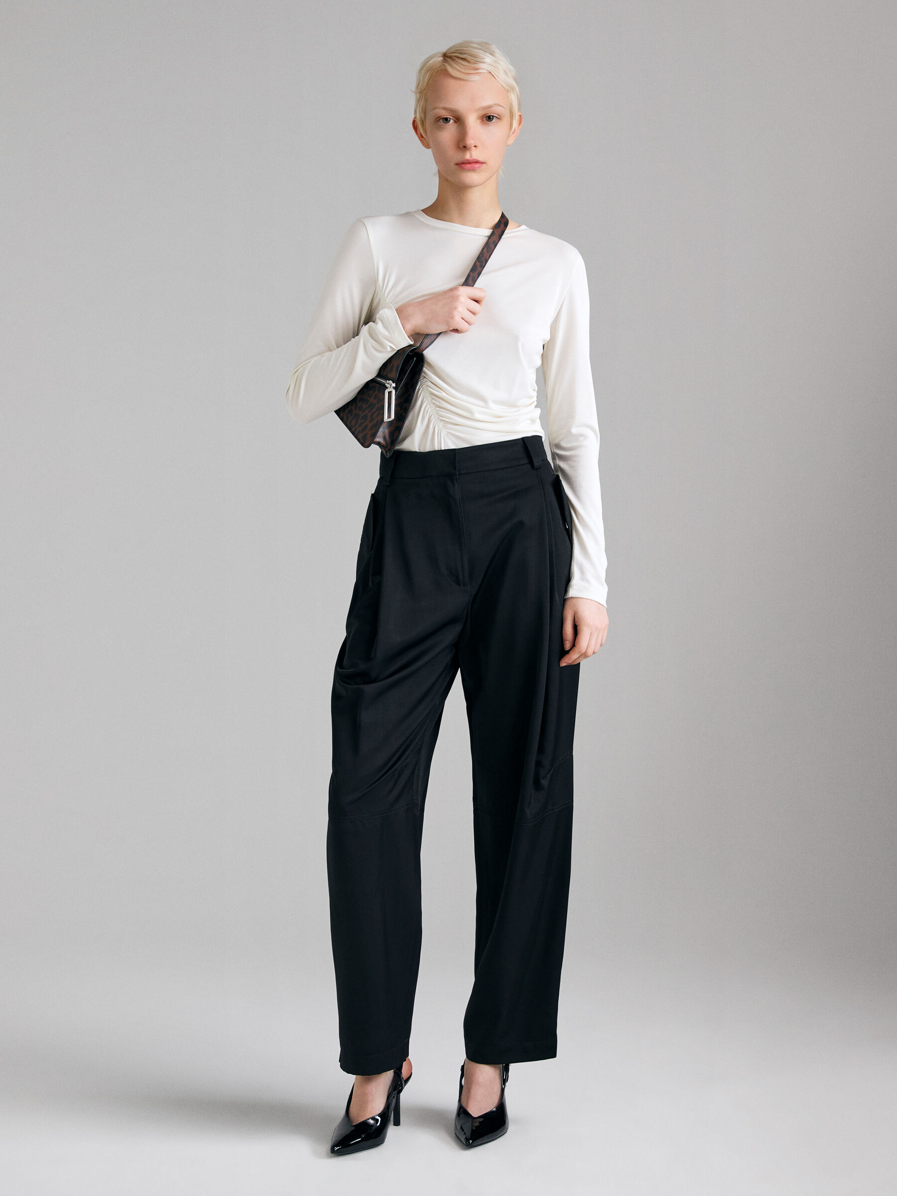 TROUSERS &Gamma;&upsilon;&nu;&alpha;&iota;&kappa;&epsilon;ί&alpha; image number null