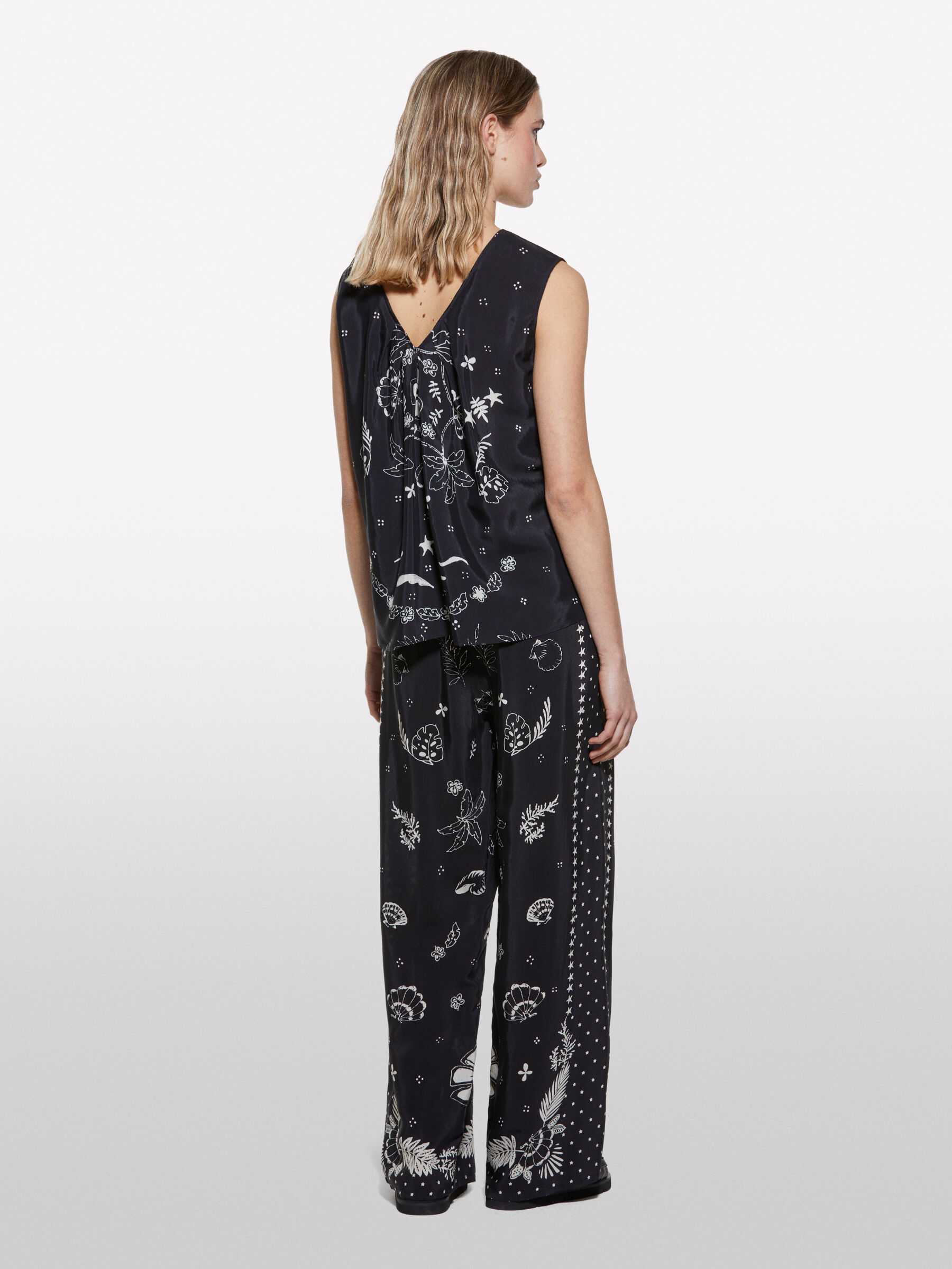 TROUSERS &Gamma;&upsilon;&nu;&alpha;&iota;&kappa;&epsilon;ί&alpha; image number null