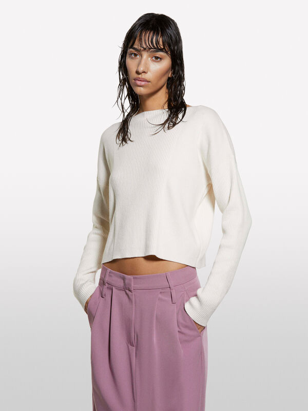 Cream white sweater with boat neck - μπλούζες με λαιμόκοψη χαμόγελο γυναικείες | Sisley