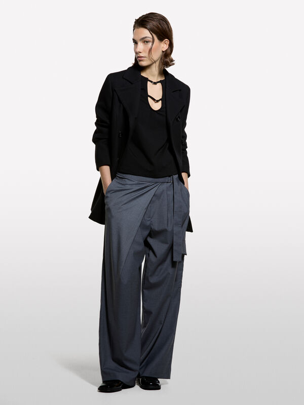 Black t-shirt with cut-out - μπλουζάκια μακρυμάνικα γυναικεία | Sisley