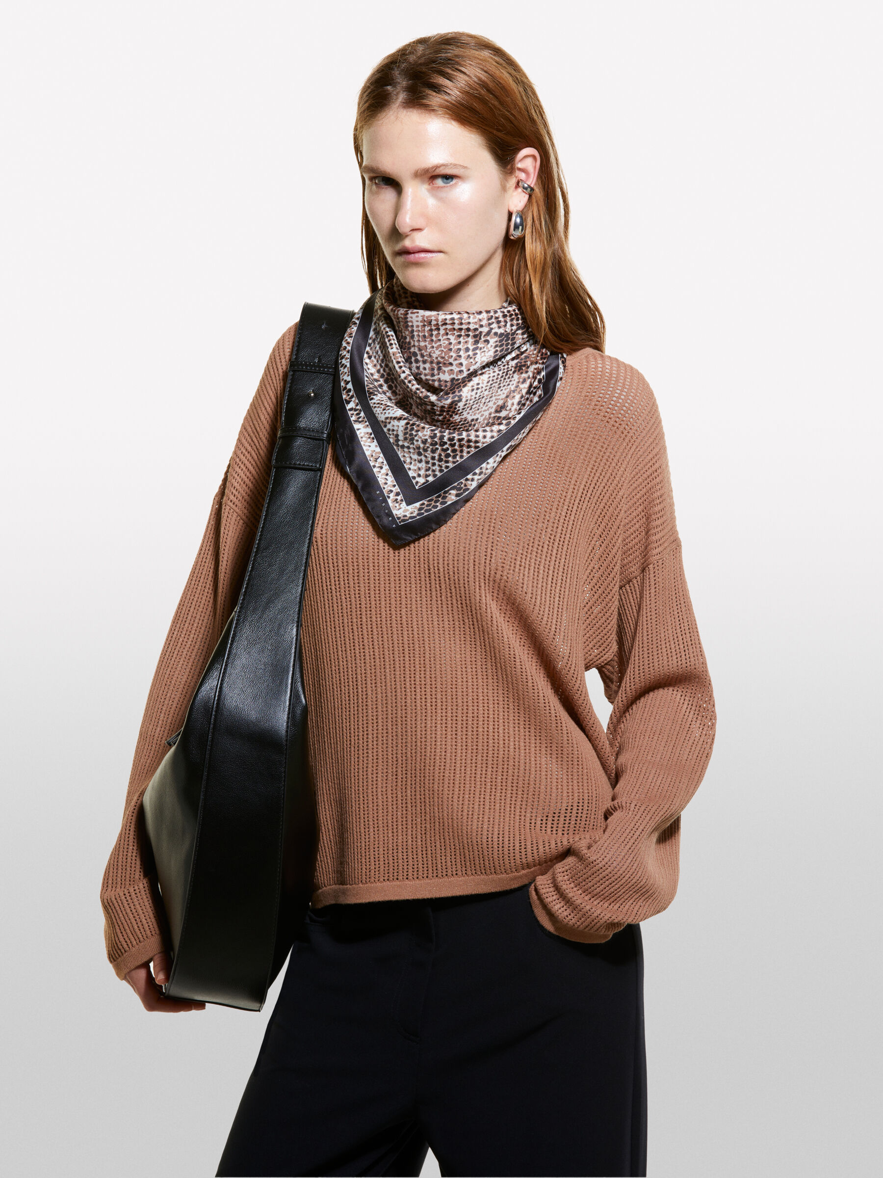 SQUARE SCARF &Gamma;&upsilon;&nu;&alpha;&iota;&kappa;&epsilon;ί&alpha; image number null