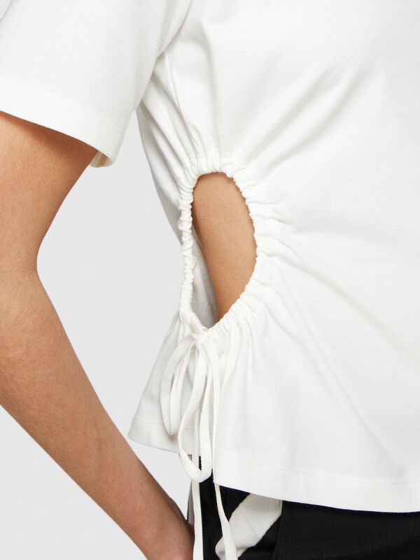 Μπλούζα με τρύπα και κορδόνι - μπλουζάκια κοντομάνικα γυναικεία | Sisley