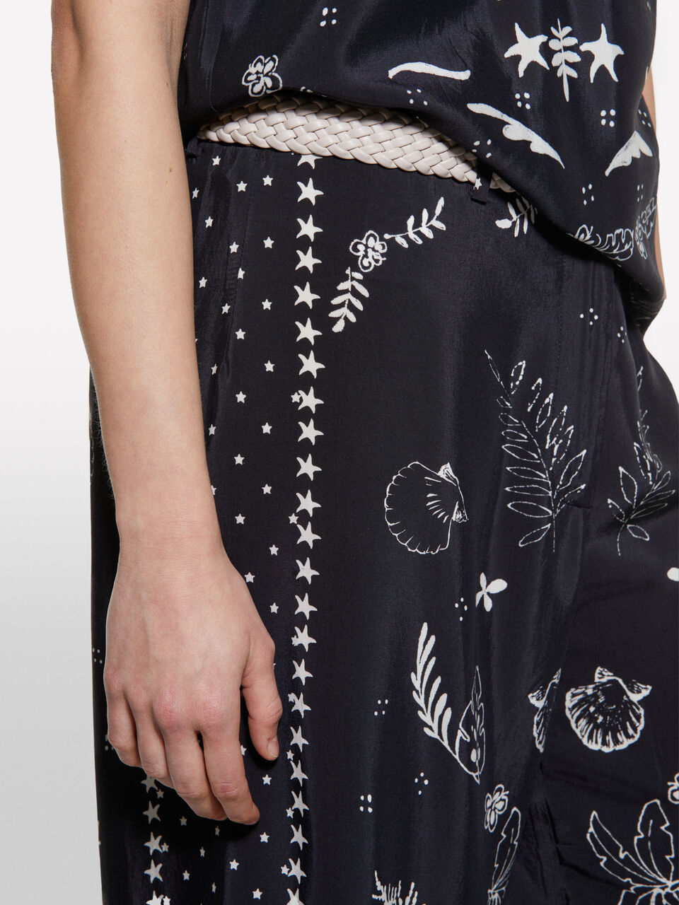 TROUSERS &Gamma;&upsilon;&nu;&alpha;&iota;&kappa;&epsilon;ί&alpha; image number null