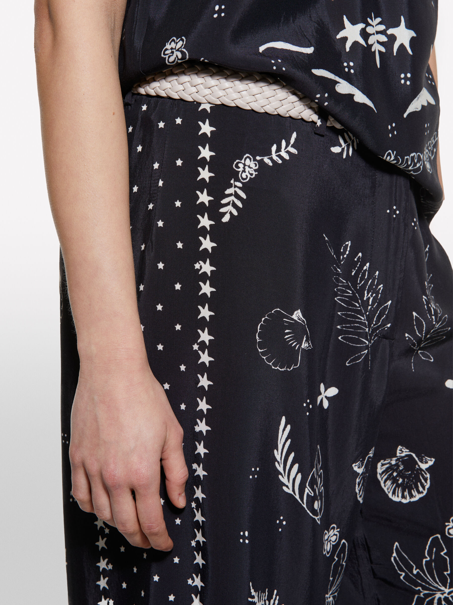 TROUSERS &Gamma;&upsilon;&nu;&alpha;&iota;&kappa;&epsilon;ί&alpha; image number null