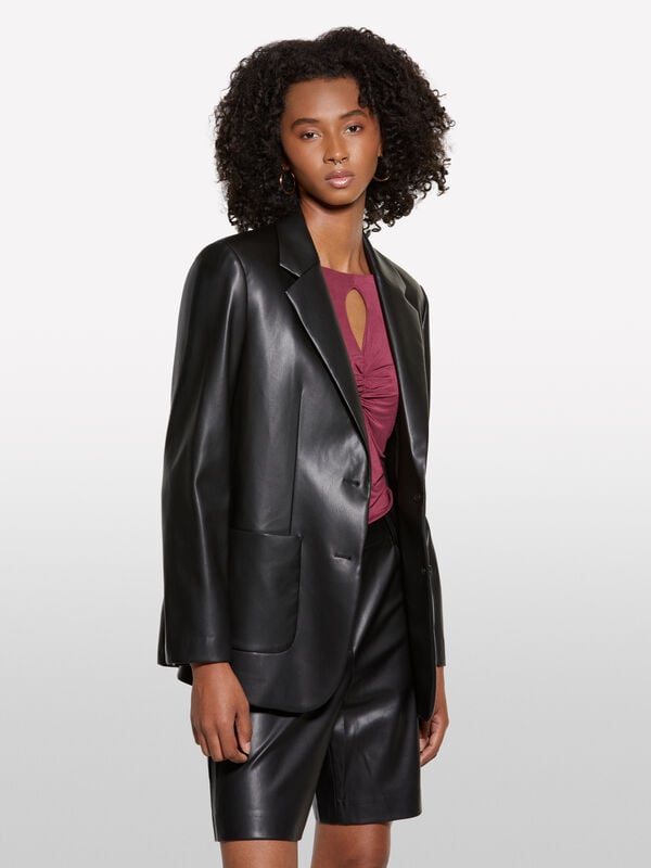 Black blazer in imitation leather fabric Black blazer in imitation leather fabric - μπλέιζερ γυναικεία | Sisley