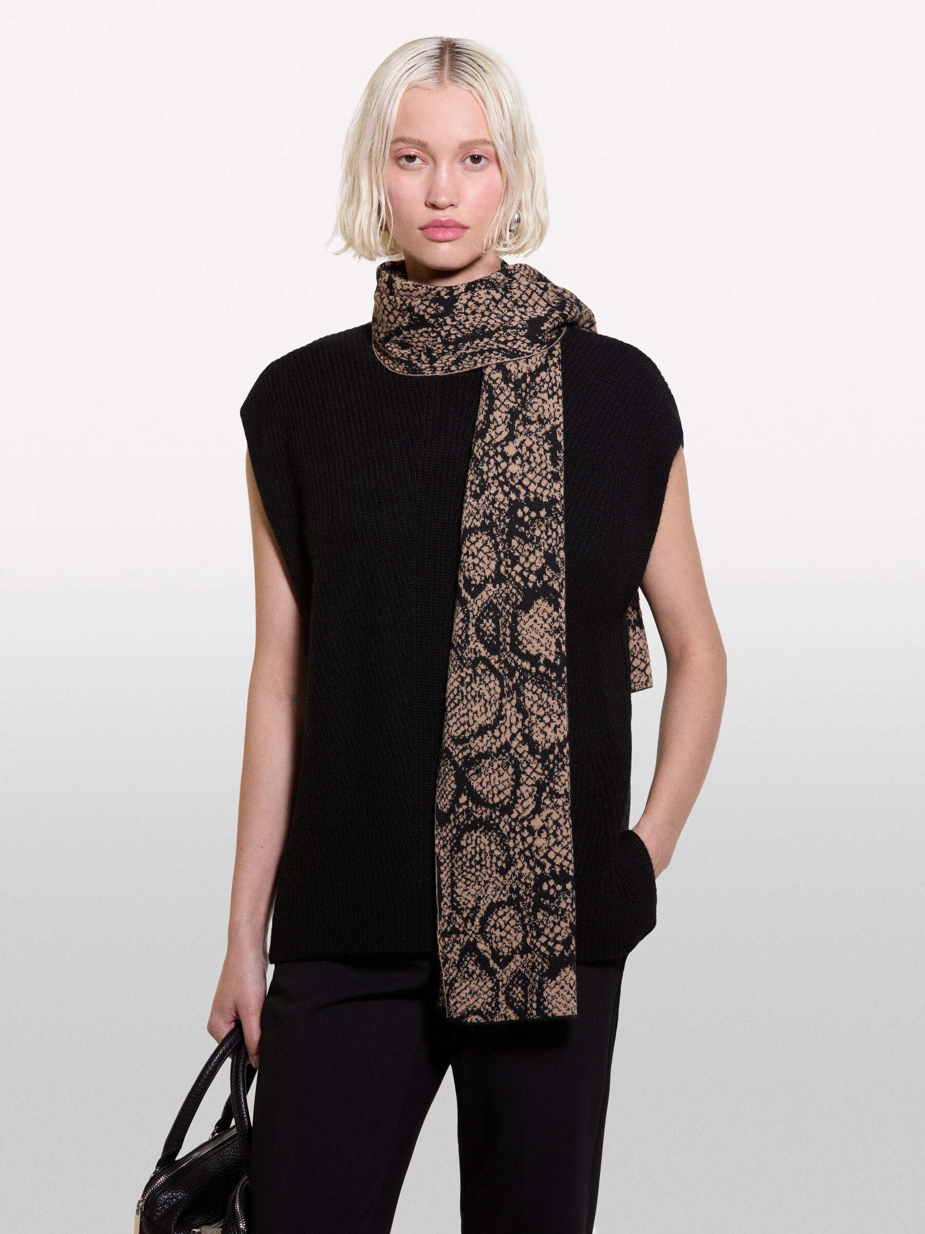 KNITTED SCARF &Gamma;&upsilon;&nu;&alpha;&iota;&kappa;&epsilon;ί&alpha; image number null
