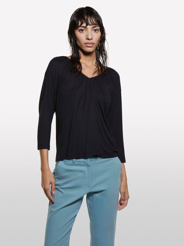 Black t-shirt with curl - μπλουζάκια μακρυμάνικα γυναικεία | Sisley